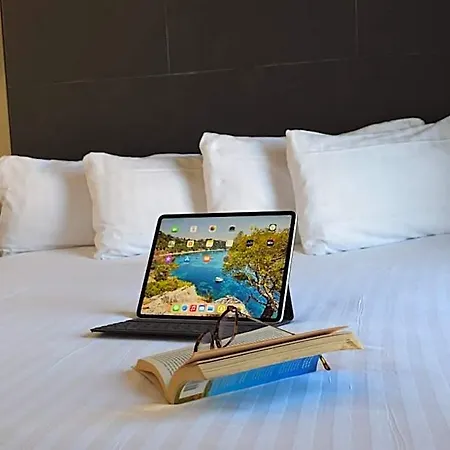 Hotel Amirauté 3*